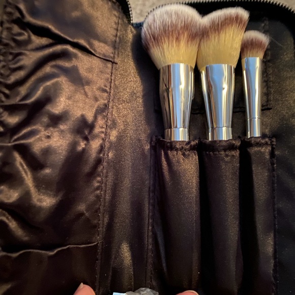 it cosmetics Makeup Brand New It Cosmetics Makeup Brushes Poshmark
